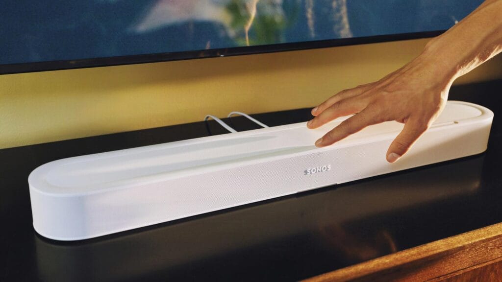 Die Sonos Beam Ultra Dolby Atmos Soundbar wird in matt-schwarz und matt-weiß angeboten. 