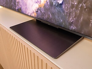 Der Standfuß des C8L kann wieder mit unterschiedlichen Abständen zum Display installiert werden. So kann man die Höhe des TV perfekt z.B. auf eine Soundbar abstimmen.