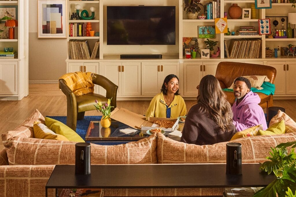 Die Sonos Beam Ultra wirkt aufgrund ihrer kompakten Maße recht unauffällig. Akustisch dürfte sich der Klangriegel aber deutlich bemerkbar machen. 
