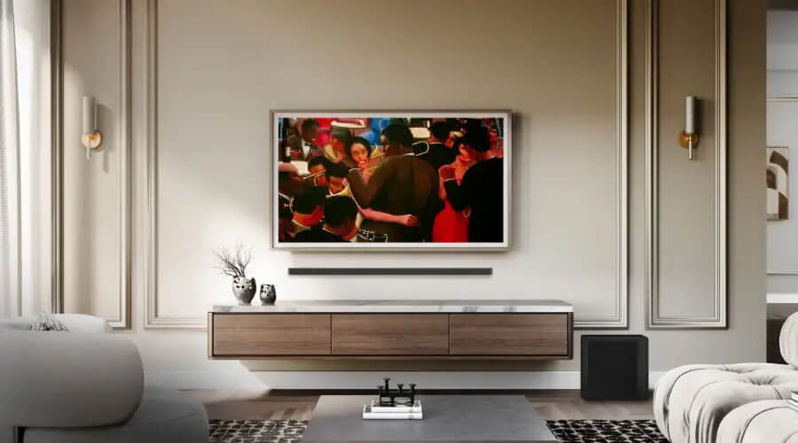 Die Hisense S512Q(W) samt Subwoofer wirken bei dieser Wandmontage deutlich unauffälliger, als so manche Soundbar der Mitbewerber.