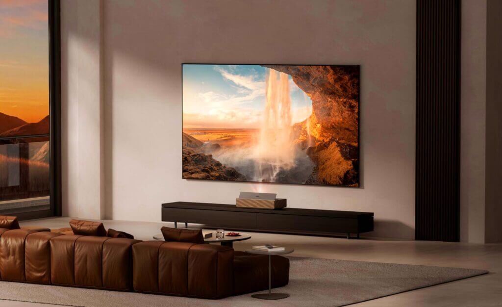 Mit minimalem Abstand zur Leinwand schafft der XGIMI Aura 3 Max ein Bild mit 120 Zoll Diagonale.