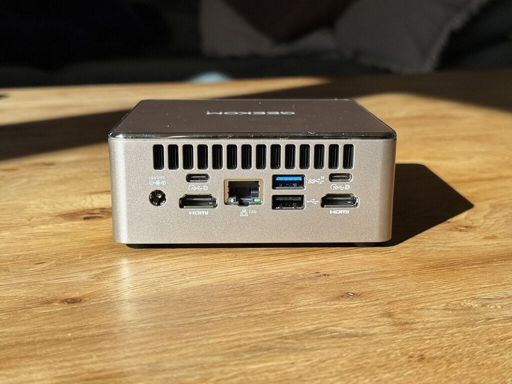 Auf der Rückseite liefert der Geekom A5 Mini-PC 2027-Edition eine breite Auswahl an Anschlüssen. Einen der HDMI 2.0-Ports könnte man gerne gegen einen DisplayPort austauschen. Aber dafür stehen ja die USB-C-Ports mit DP-Alt-Modus bereit.