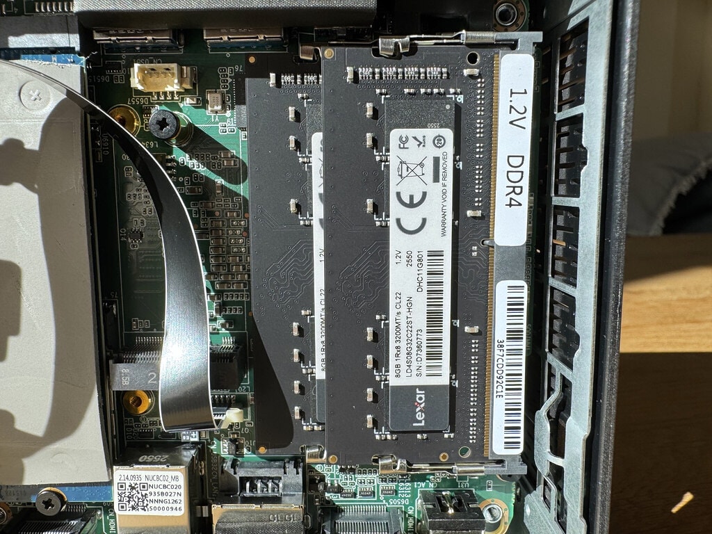 Wer die 16GB DDR4-Arbeitsspeicher nicht mehr aufrüsten möchte, dürfte sich über die zwei Speicherriegel freuen, die so im Dual-Channel-Betrieb arbeiten.