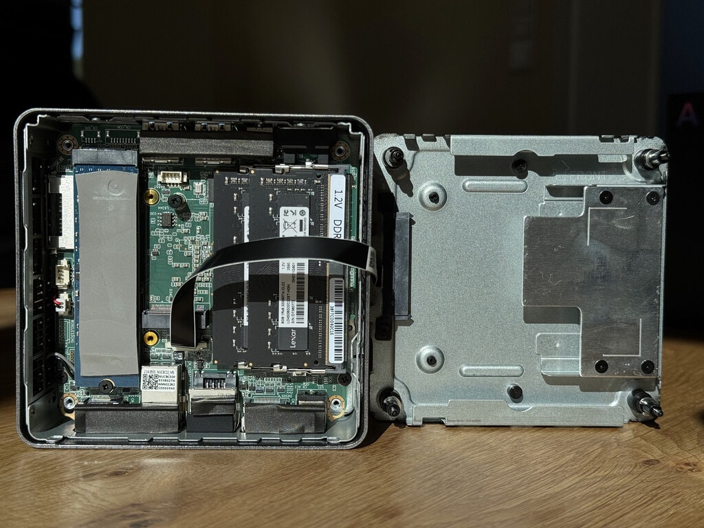 Die Möglichkeit den Geekom A5 Mini-PC mit einer kostengünstigeren 2.5 Zoll SSD über den SATA-Anschluss zu erweitern, dürfte bei den aktuellen Hardwarepreisen gelegen kommen.
