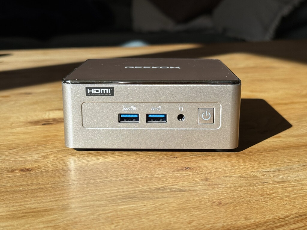 Die USB-A-Anschlüsse und der kombinierte Kopfhörer-/Mikrofonanschluss dürfte den meisten ausreichen. Ein moderner USB-C-Port an der Front hätten wir uns gewünscht.